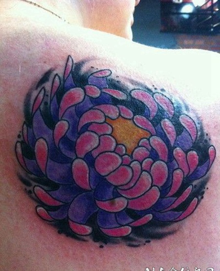 后背上的菊花纹身图案