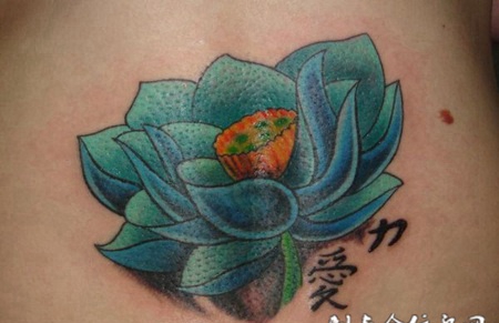 后背上的蓝色莲花纹身图案