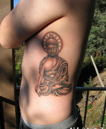 腰侧的佛像纹身图案