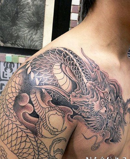 肩膀上的龙的纹身图案