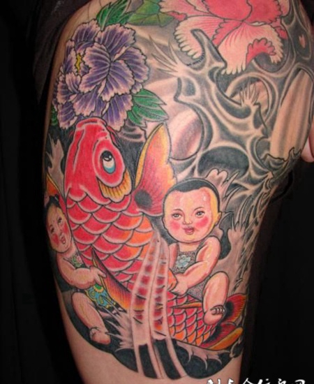 大臂上的鲤鱼牡丹花纹身图案