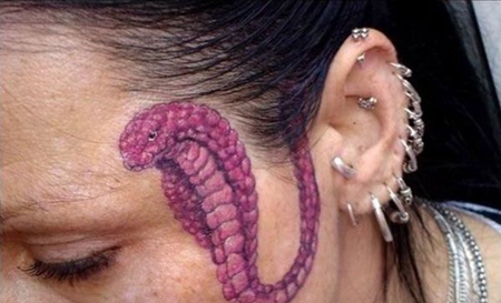 头部紫色眼镜蛇纹身图案