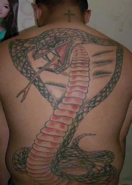 满背眼镜蛇纹身图案