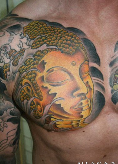 胸前的佛像纹身图案