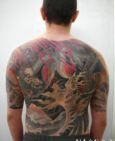 满背浪花龙纹身图案