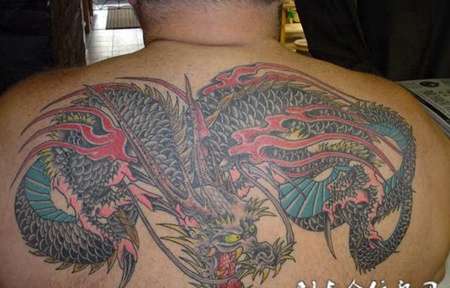 后背上的火焰龙纹身图案