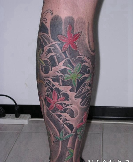 小腿上的枫叶浪花纹身图案