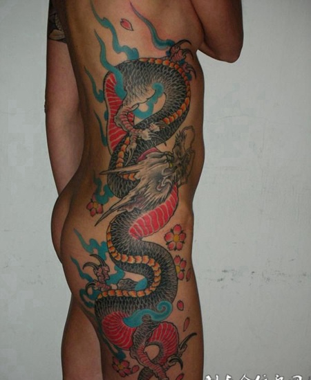 臀部的龙纹身图案