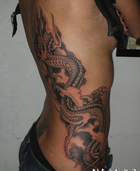 腰侧黑灰龙纹身图案