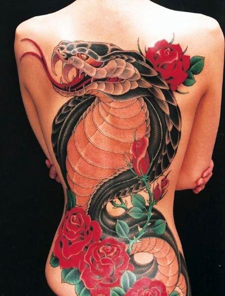 满背的玫瑰眼镜蛇纹身图案