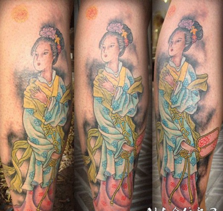大臂上的古装侍女纹身图案