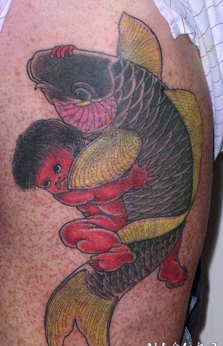 大臂上的抱鲤鱼娃娃纹身图案