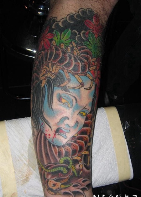 小腿上的生首蜈蚣纹身图案