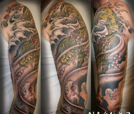 花臂上的双鲤鱼纹身图案