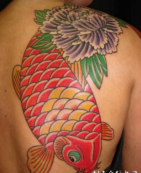后背上的鲤鱼木槿花纹身图案