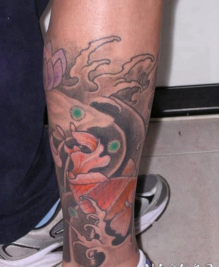 小腿上的浪花鲤鱼纹身图案