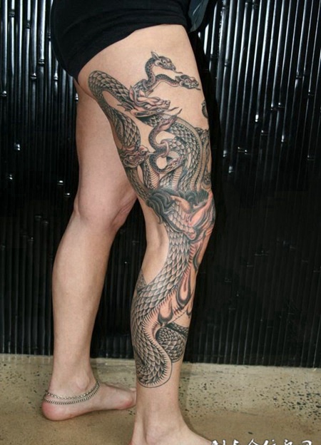 大腿上的九头蛇怪纹身图案
