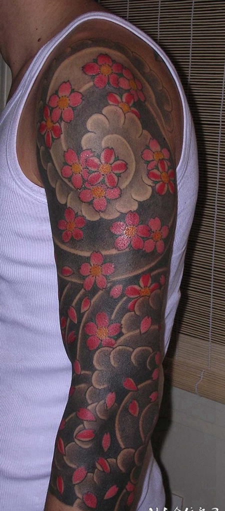大臂上的樱花云层纹身图案