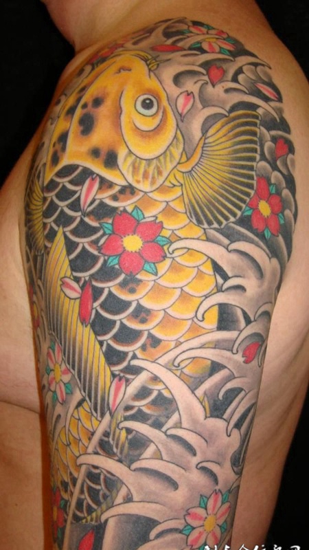 大臂上的金色鲤鱼纹身图案