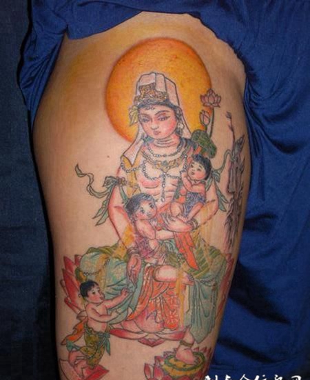 大腿上的观音纹身图案