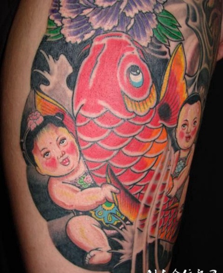 大臂上的鲤鱼娃娃纹身图案
