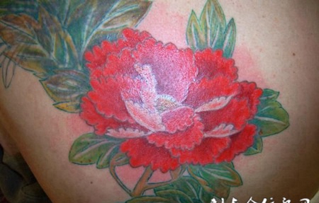 后背上的红色牡丹花纹身图案