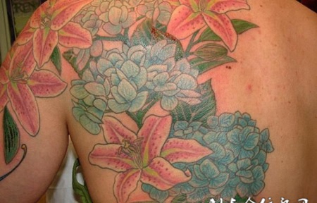 后背上的百合牡丹花纹身图案