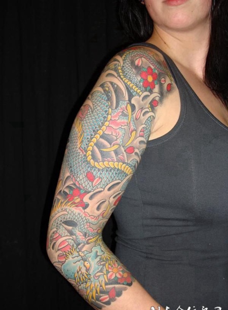 包臂蓝色的龙纹身图案