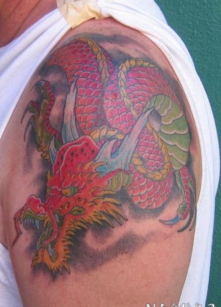 大臂上的红色巨龙纹身图案