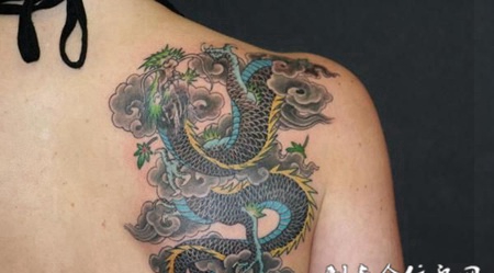后背上的黑色龙纹身图案