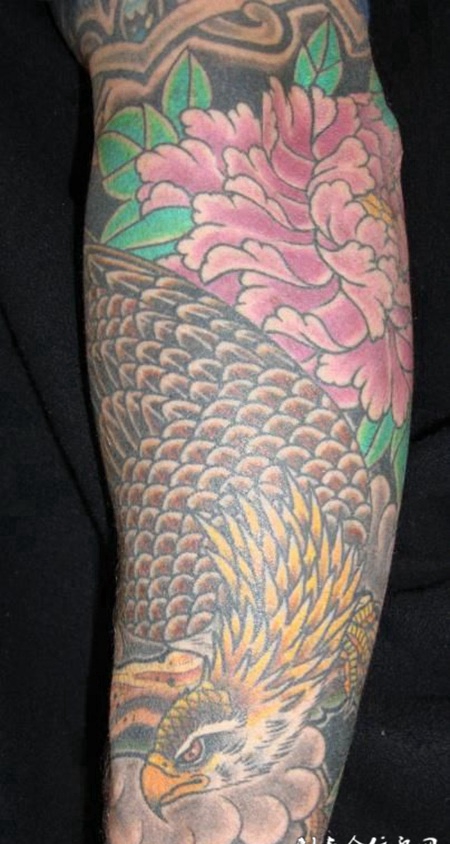 大臂上的老鹰牡丹花纹身图案