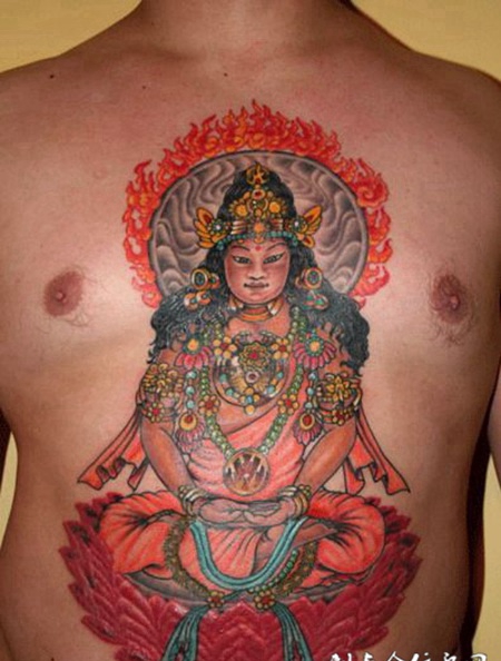 胸前的度母纹身图案