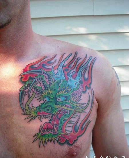 胸前的龙纹身图案