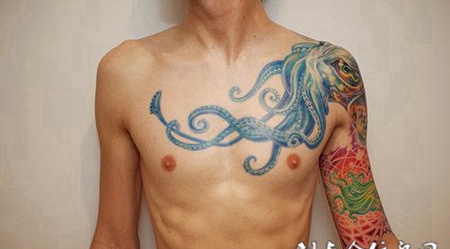 胸前上的章鱼的纹身图案