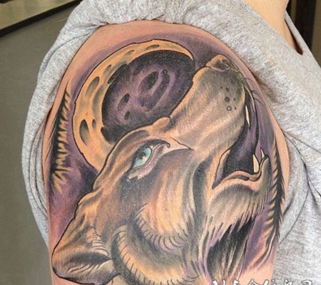 大臂上的狼头纹身图案