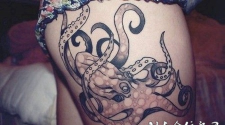 大腿上的章鱼的纹身图案