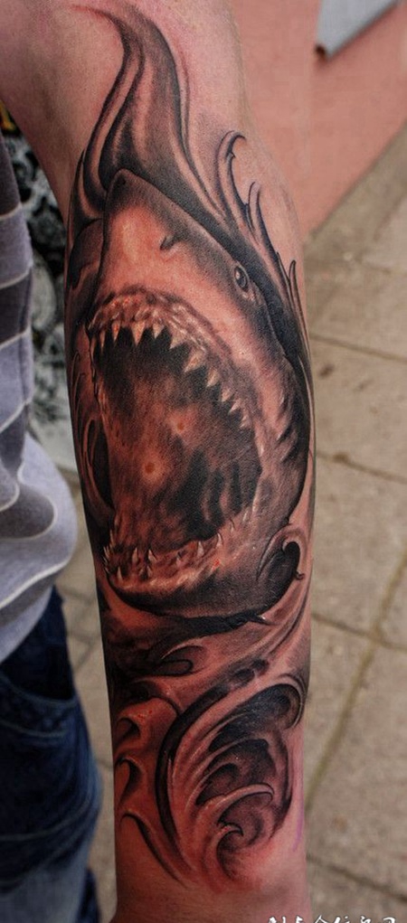 小臂上的鲨鱼纹身图案