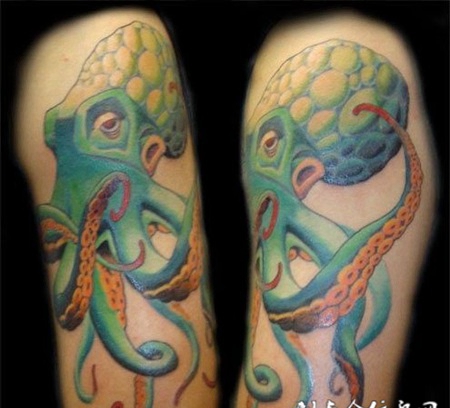 大臂上的章鱼纹身图案