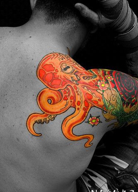 肩膀上的章鱼纹身图案