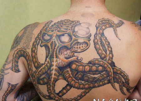 后背上的章鱼怪纹身图案