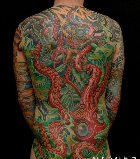满背章鱼怪纹身图案