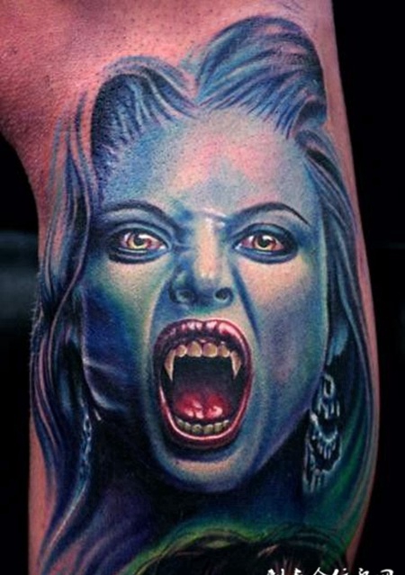 大臂上的吸血鬼纹身图案