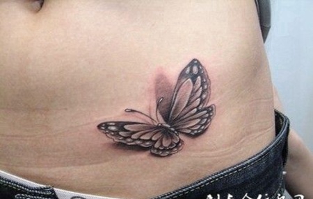 腰侧的蝴蝶纹身图案