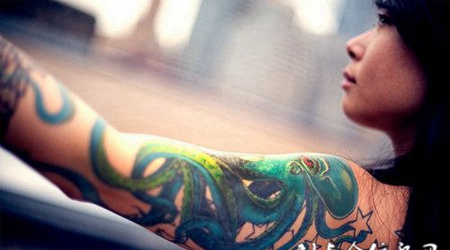 大臂上的绿色章鱼纹身图案