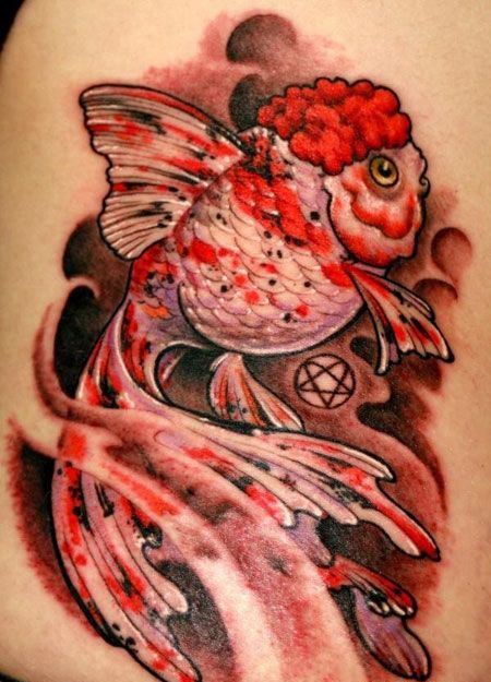 侧腰精美的金鱼纹身图案