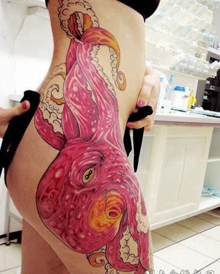 大腿上的紫色章鱼纹身图案