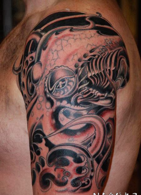 大臂上的章鱼怪兽纹身图案