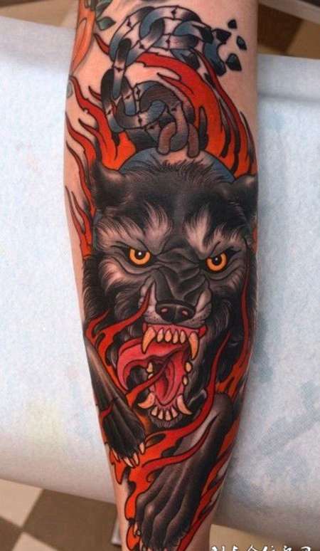 小臂上的狼头纹身图案