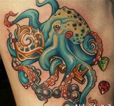 腰侧的章鱼纹身图案