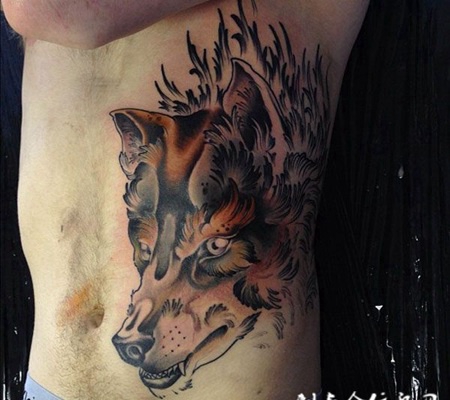 腰侧的狼头纹身图案